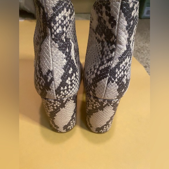 Steve Madden Rookie Bootie snake print in an 8.5 side cut out design slip on - Picture 7 of 12